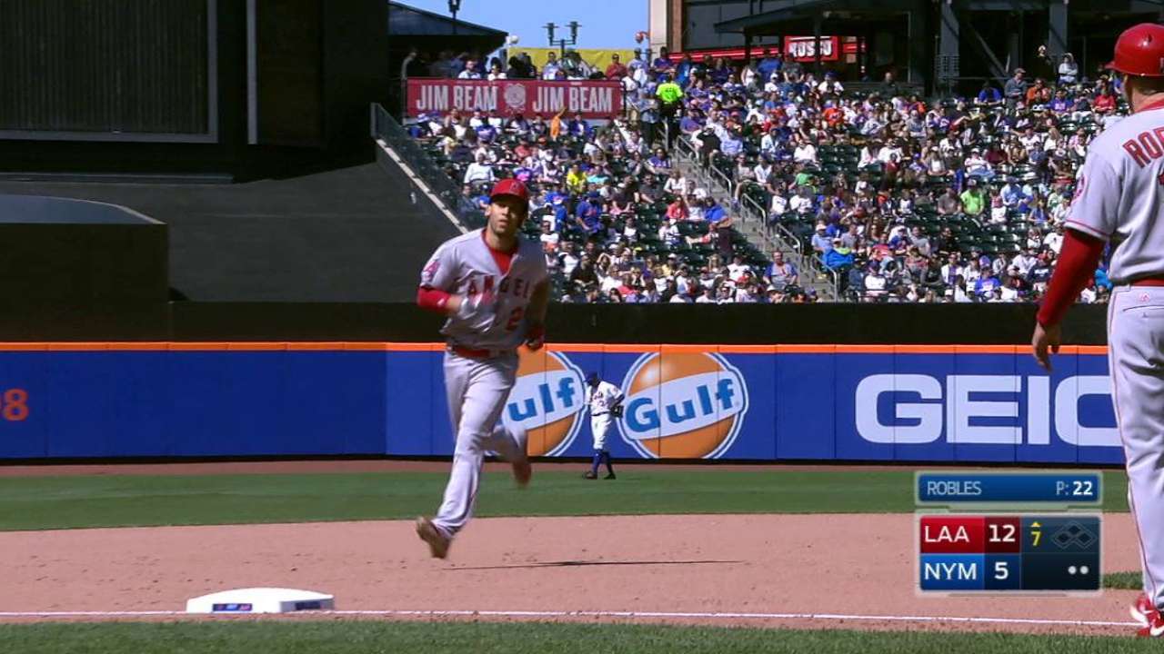 Simmons' three-run moonshot