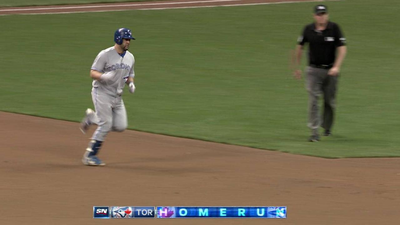 Morales pega HR en triunfo de Azulejos vs. Cerveceros