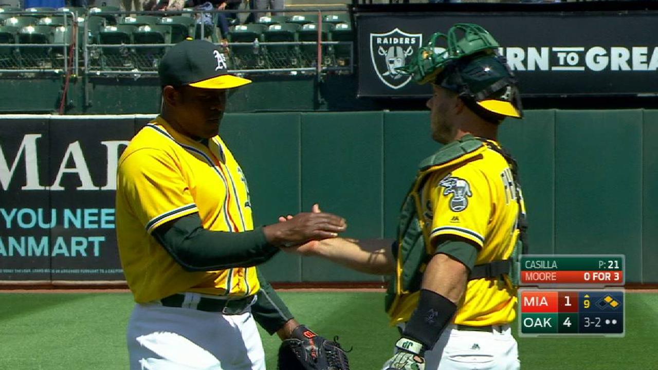 Contento Santiago Casilla por mantenerse como cerrador en Oakland
