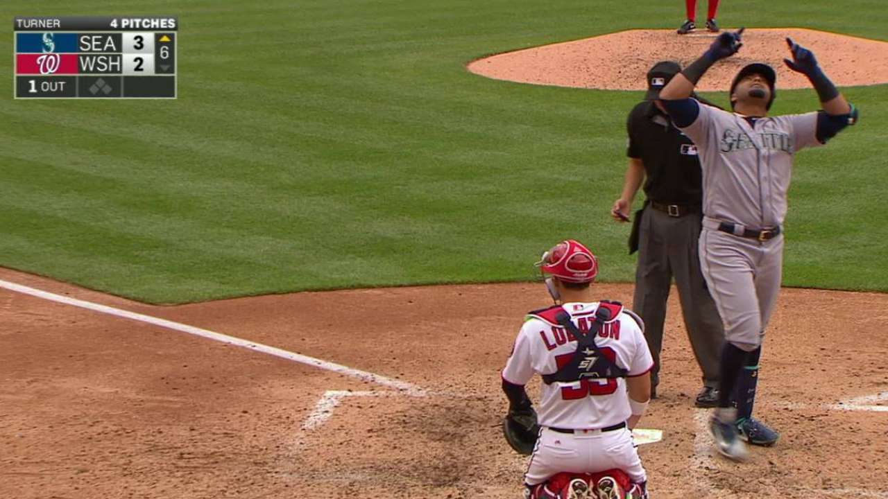 Cruz's three-run dinger
