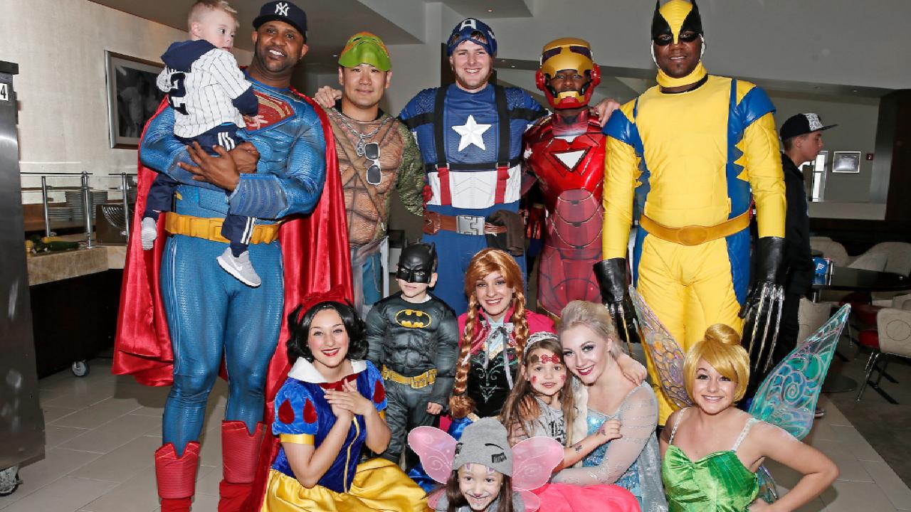 Los Yankees se visten de superhéroes para deleite de un grupo de niños