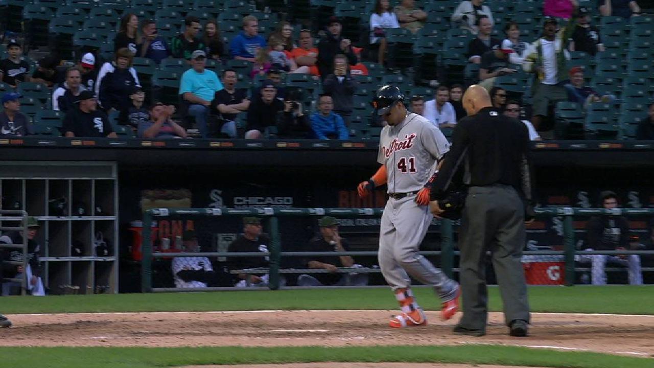 V-Mart's solo homer