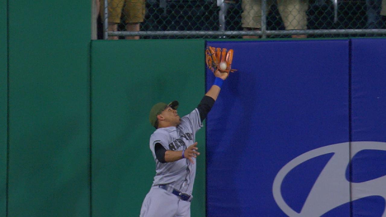 Lagares' three catches