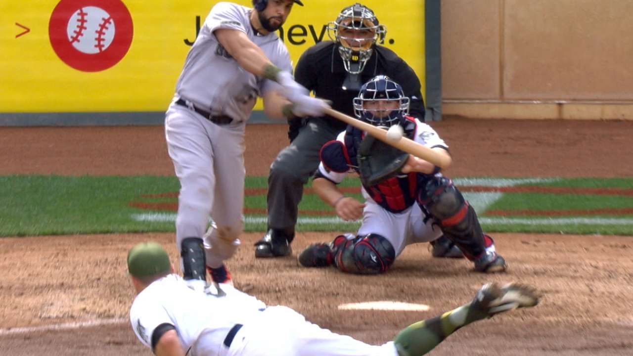 Astros erupt for 11-run rally in 8th to stun Twins