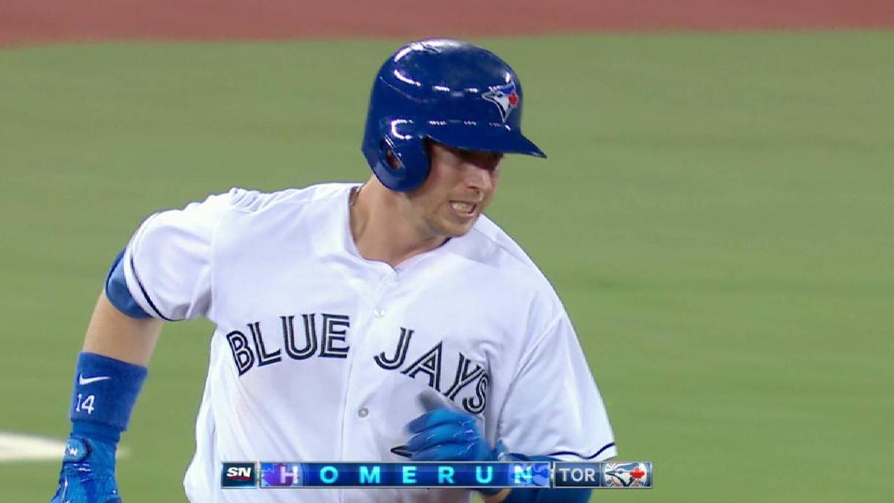 Blue Jays score season-high 17 to rout Reds
