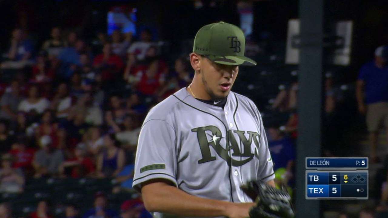 De Leon fans Gallo in the 6th