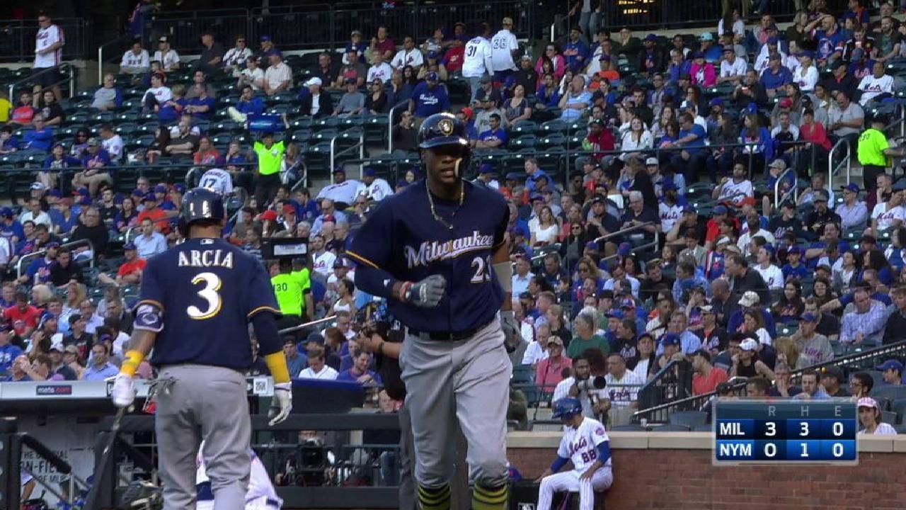 Broxton's solo home run