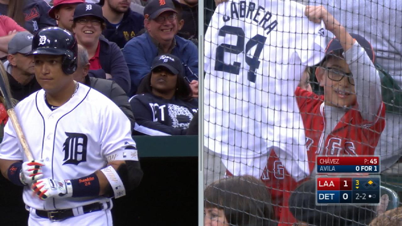 Joven fanático cambia de camiseta a petición de Miguel Cabrera