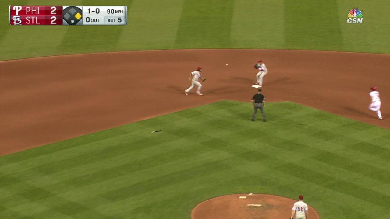 Phils' Hernandez to DL; Benoit back in bullpen