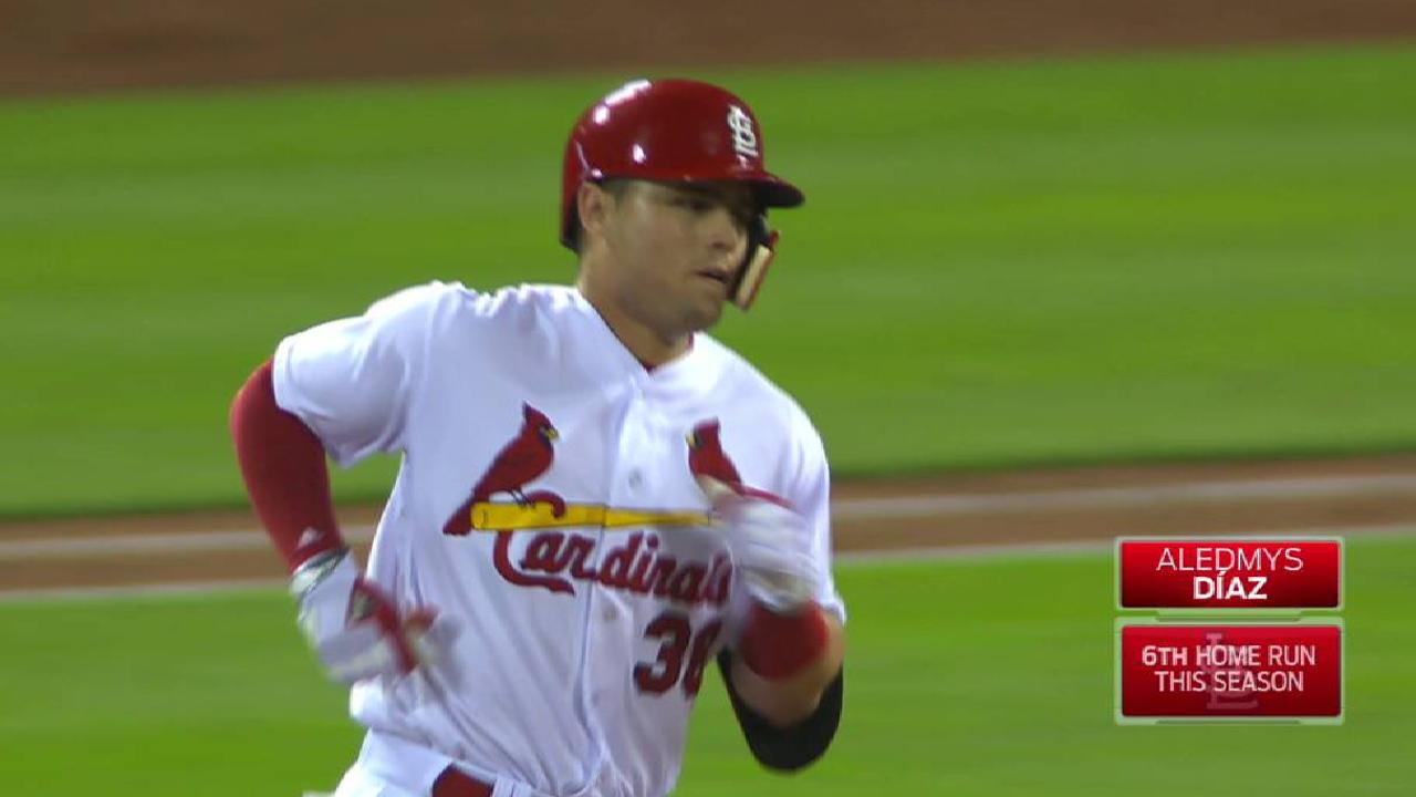 Aledmys Díaz luce ante los Filis y saca del bache a los Cardenales