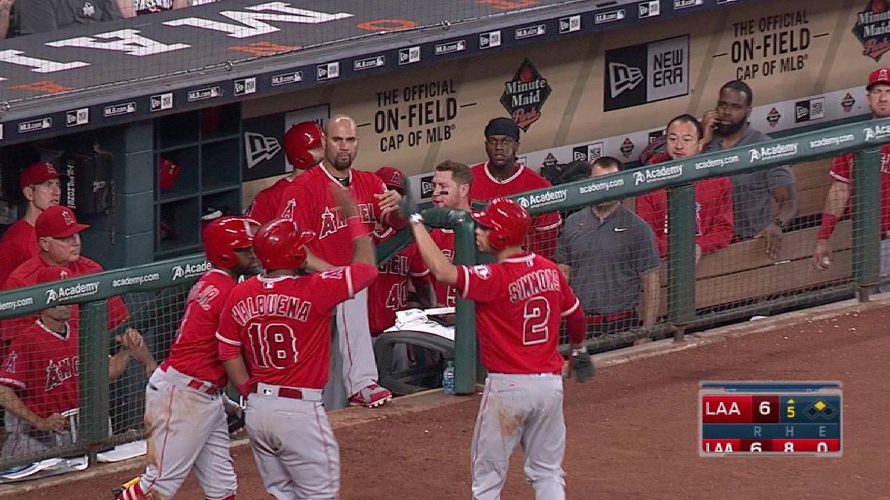 Andrelton Simmons no sólo se destaca con el guante ahora, sino el bate
