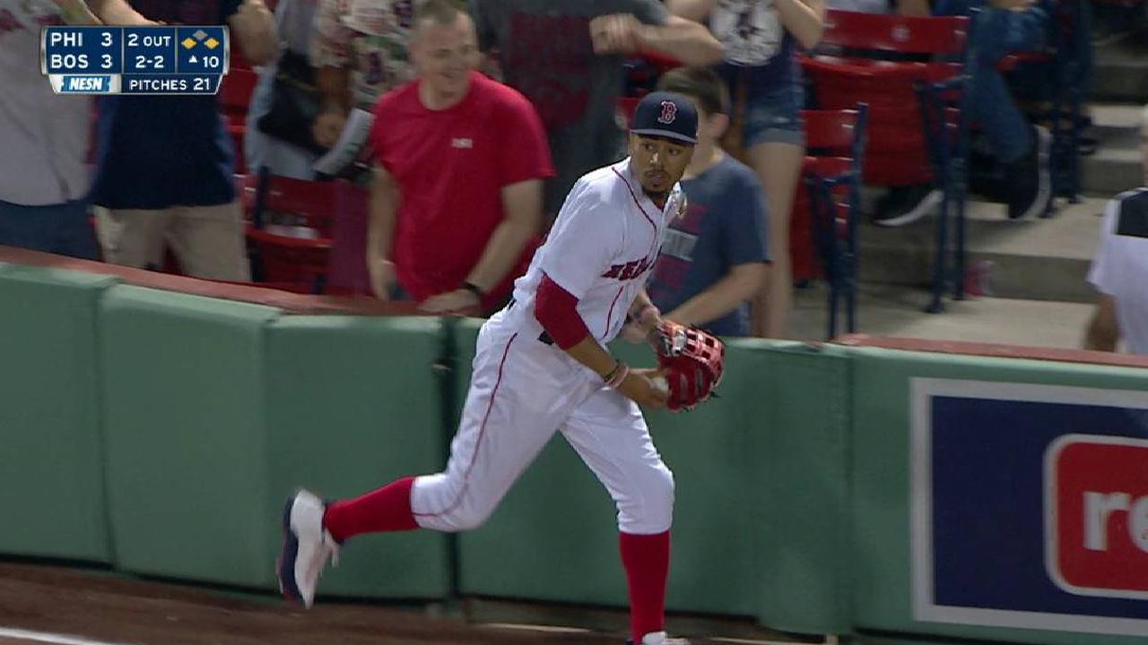 Betts' nice grab in foul ground