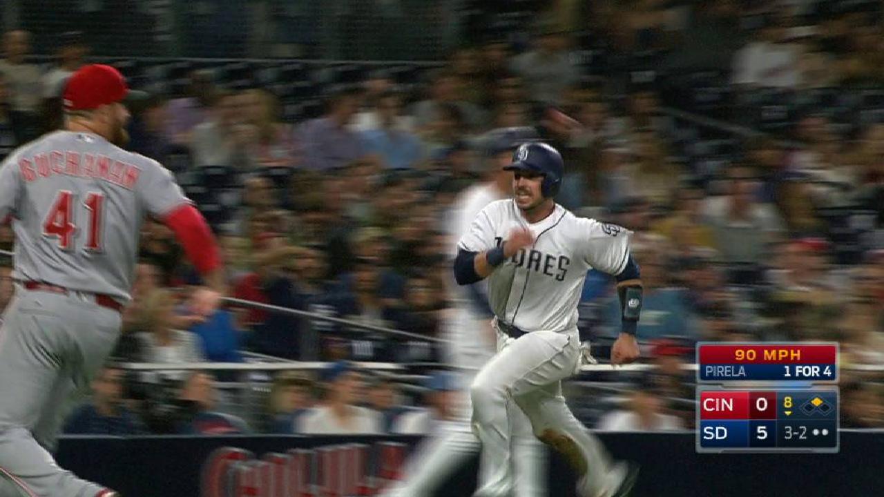 José Pirela luce mucho mejor al bate en los Padres este año