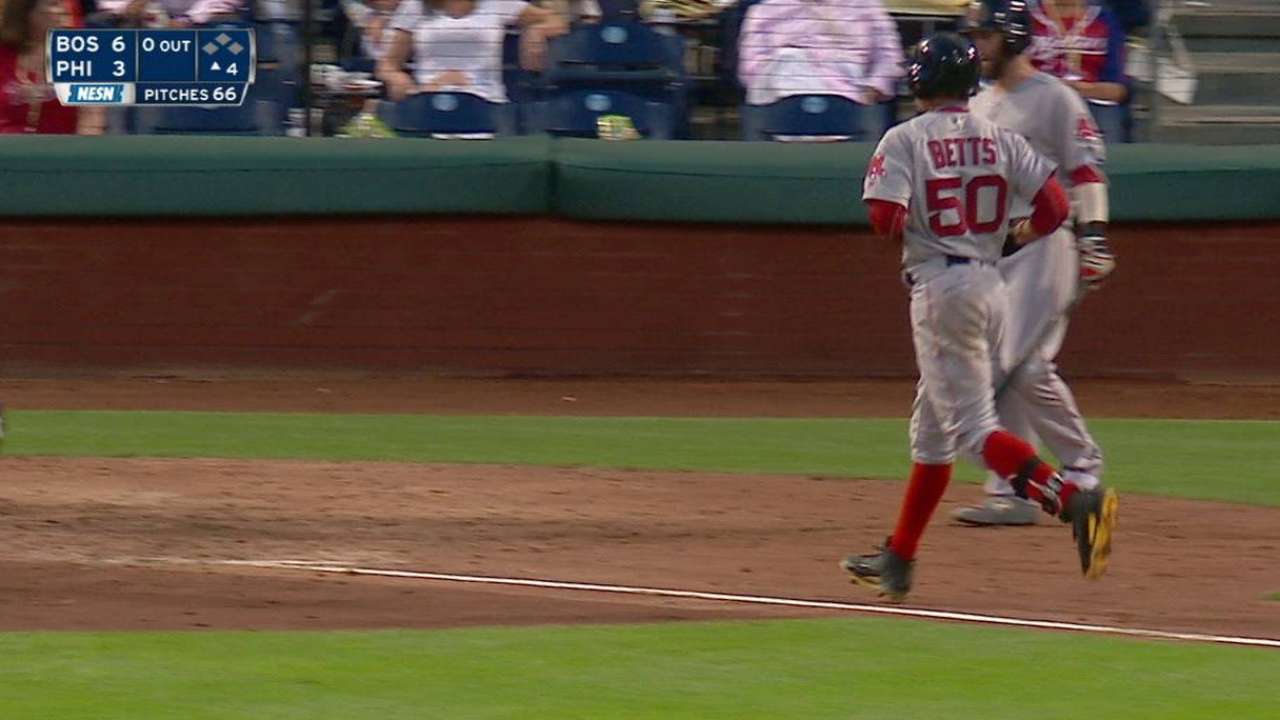 Betts y Medias Rojas dominaron a Filis en Filadelfia