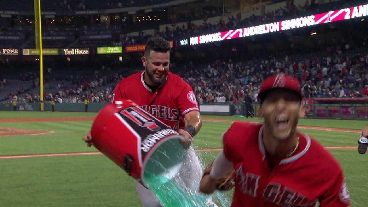 Simmons on go-ahead homer in win