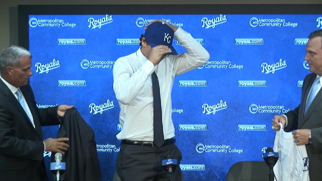 Royals sign first-round pick Pratto