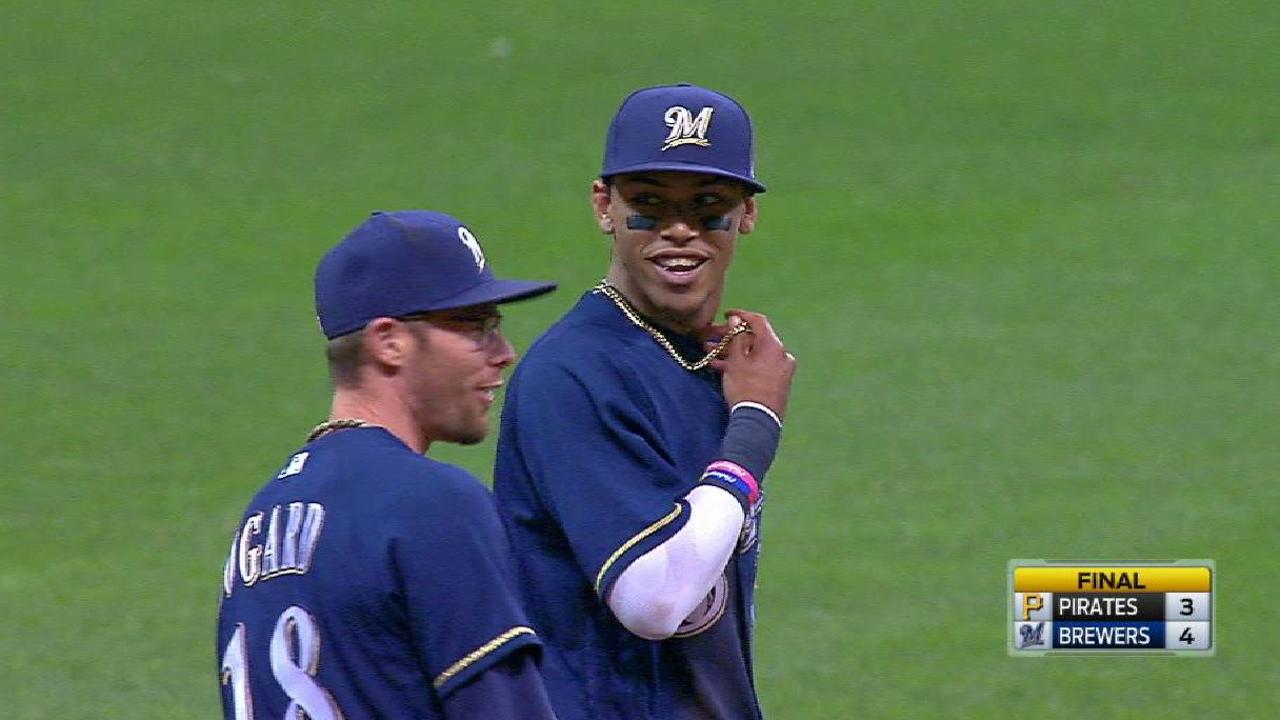 Orlando Arcia luce su brillante defensa en el campo corto de los Cerveceros