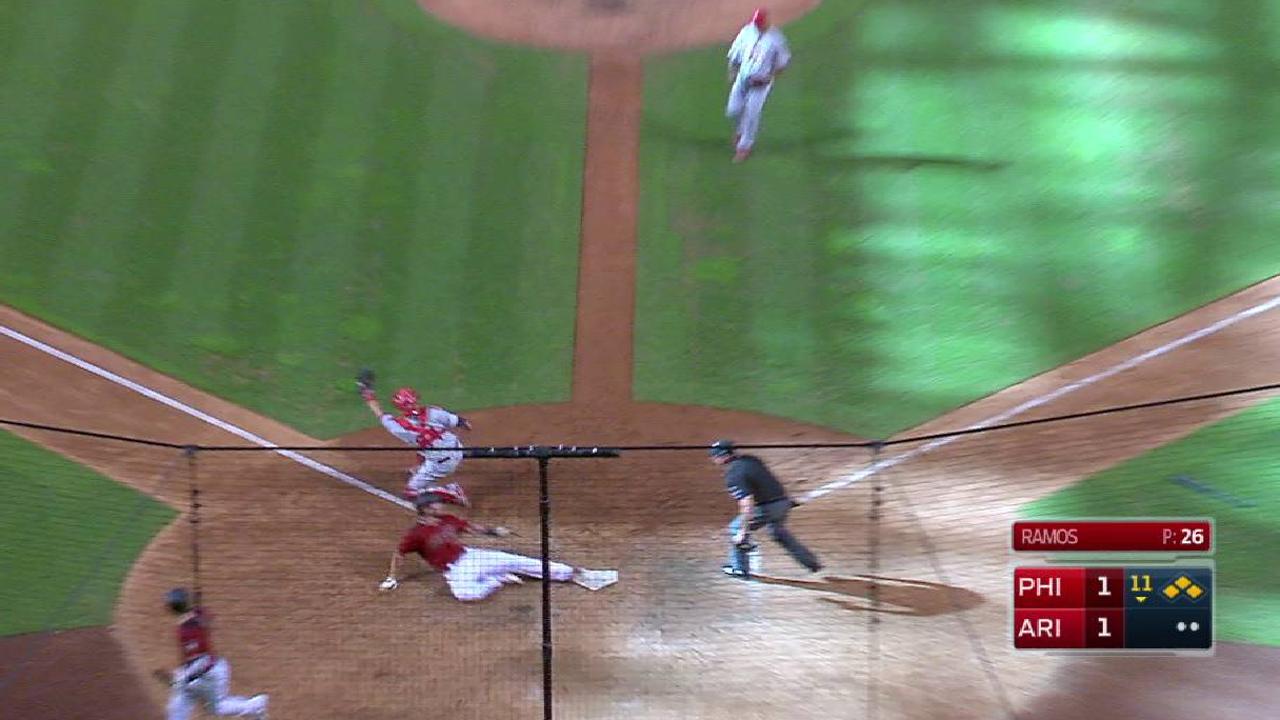D-backs vencen a Filis en extras con hit de oro de Descalso