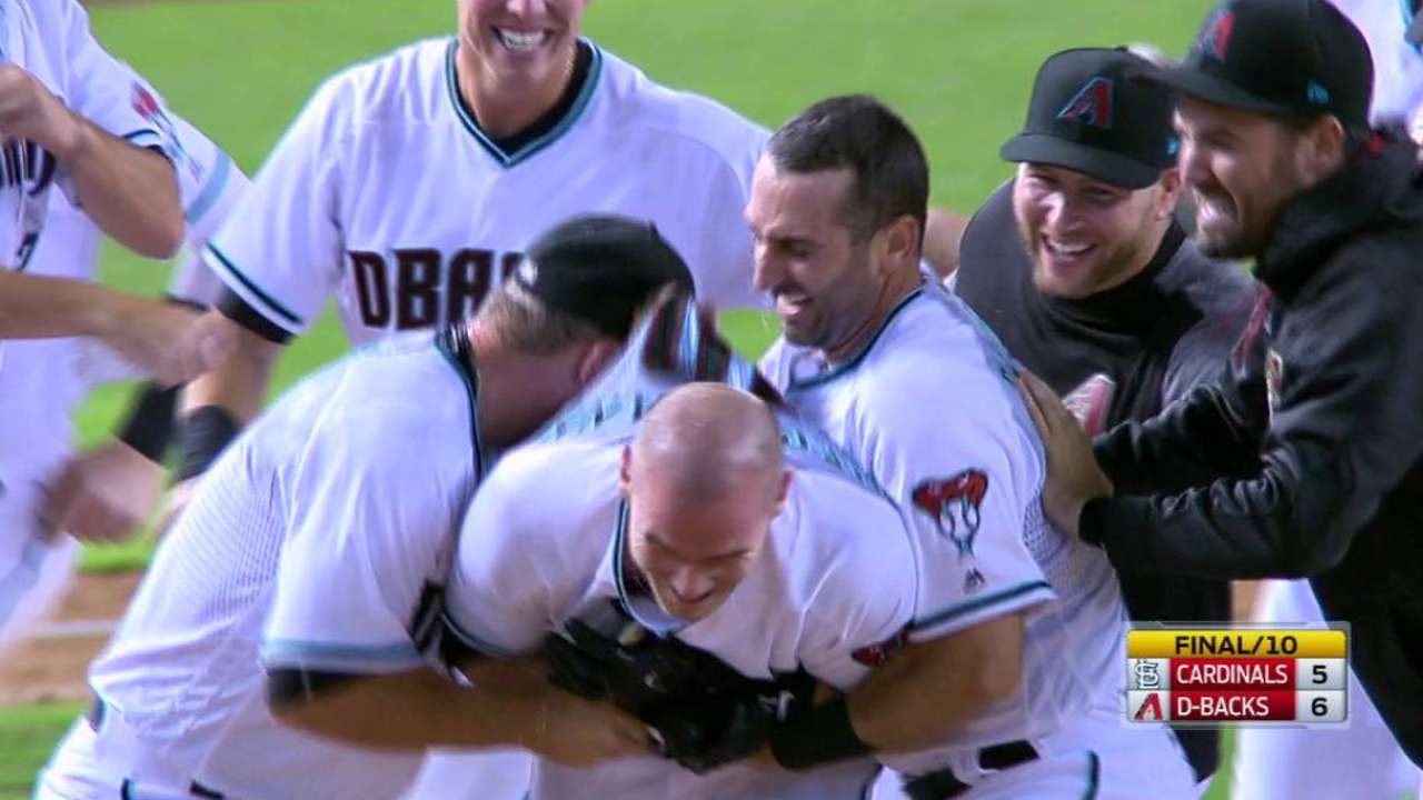 Los Diamondbacks remontan y vencen a Cardenales en el 10mo