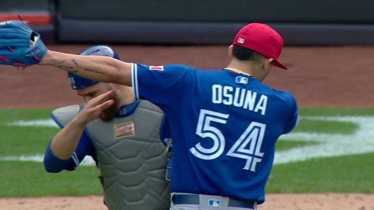 Osuna notches his 20th save