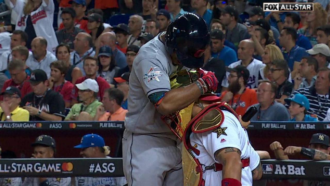 Lindor, Molina hug before at-bat