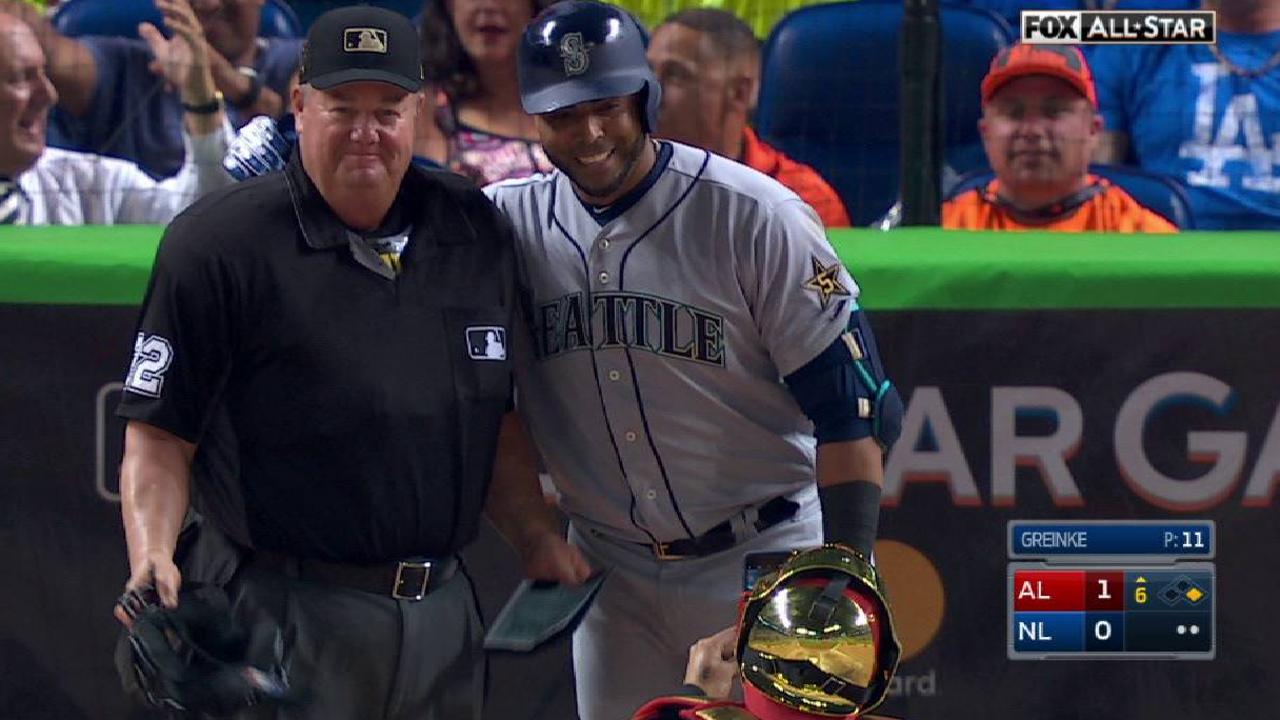 Cruz takes picture with Joe West