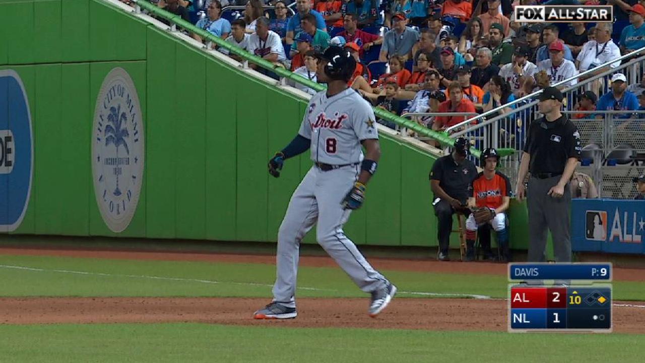 Upton's single to center