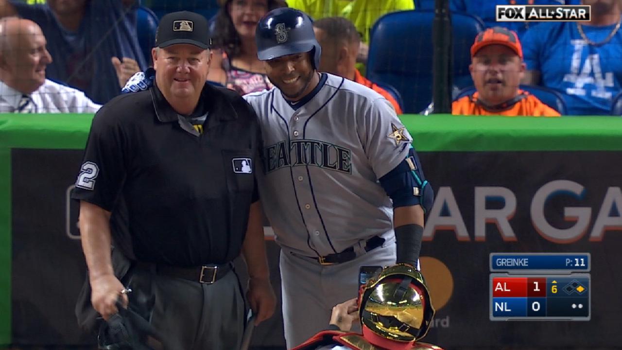 Cruz takes picture with Joe West