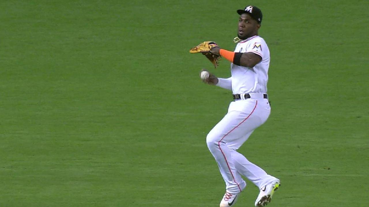 Ozuna throws out Grandal