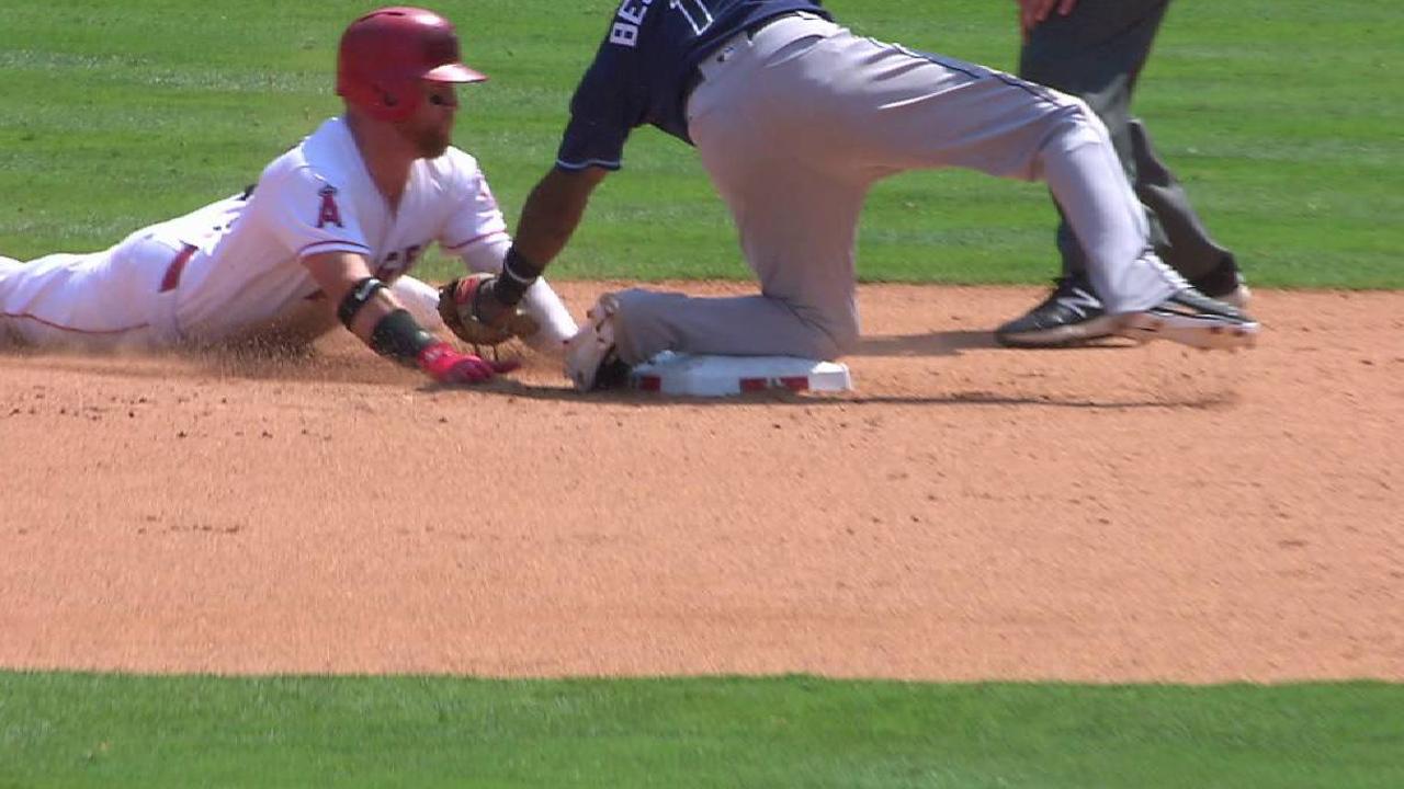 Hechavarria throws out Calhoun
