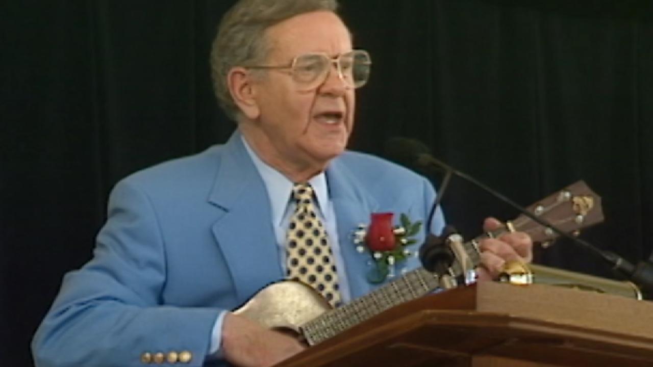 Wolff plays ukulele at HOF