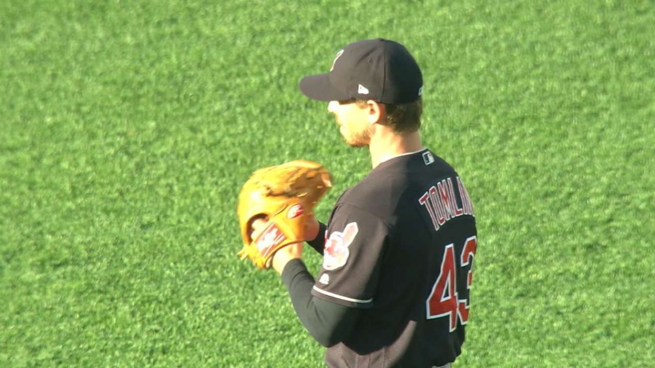 Indios capitalizan errores y derrotan a Gigantes