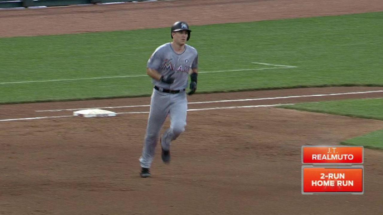 J.T. Realmuto estalla a la ofensiva y Marlins se imponen a los Rojos