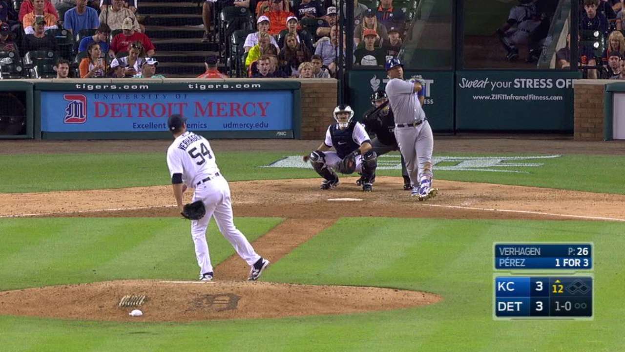 Reales hilan 6ta victoria con jonrones de Pérez y Moustakas en extras