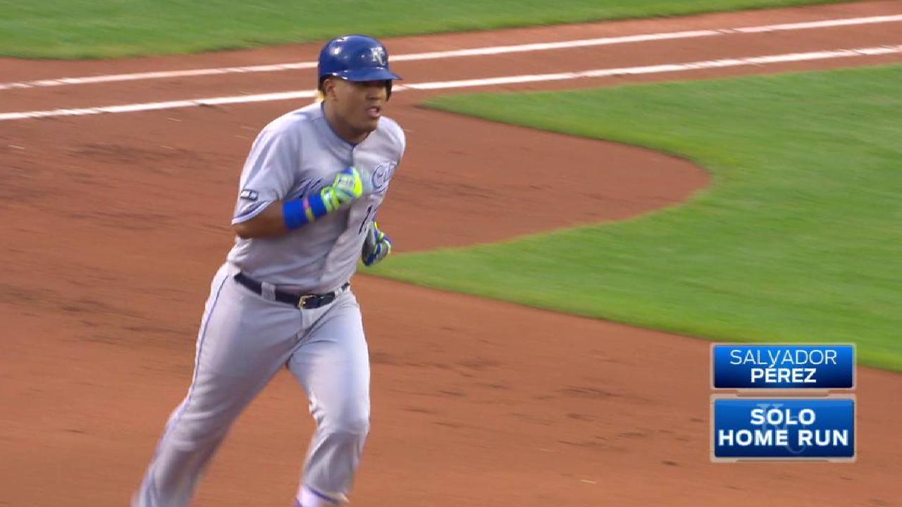HR de Pérez, Moustakas guían a los Reales a su 9no triunfo seguido