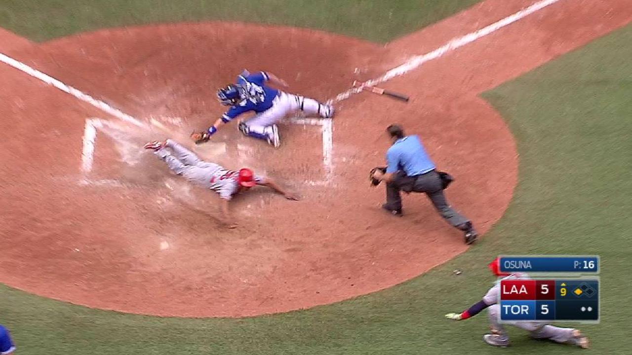 Angelinos remontan en el 9no inning para vencer a Azulejos