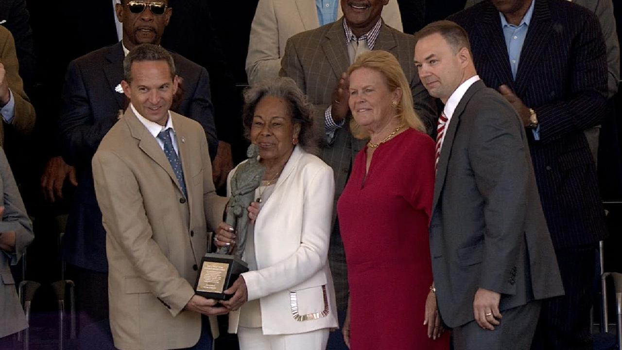 Robinson accepts O'Neil Award
