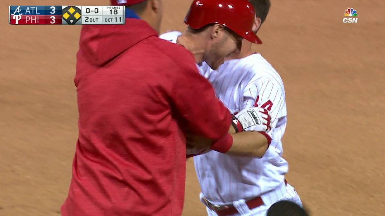Filis liquidan a Bravos con el sencillo de Kelly en 11vo inning