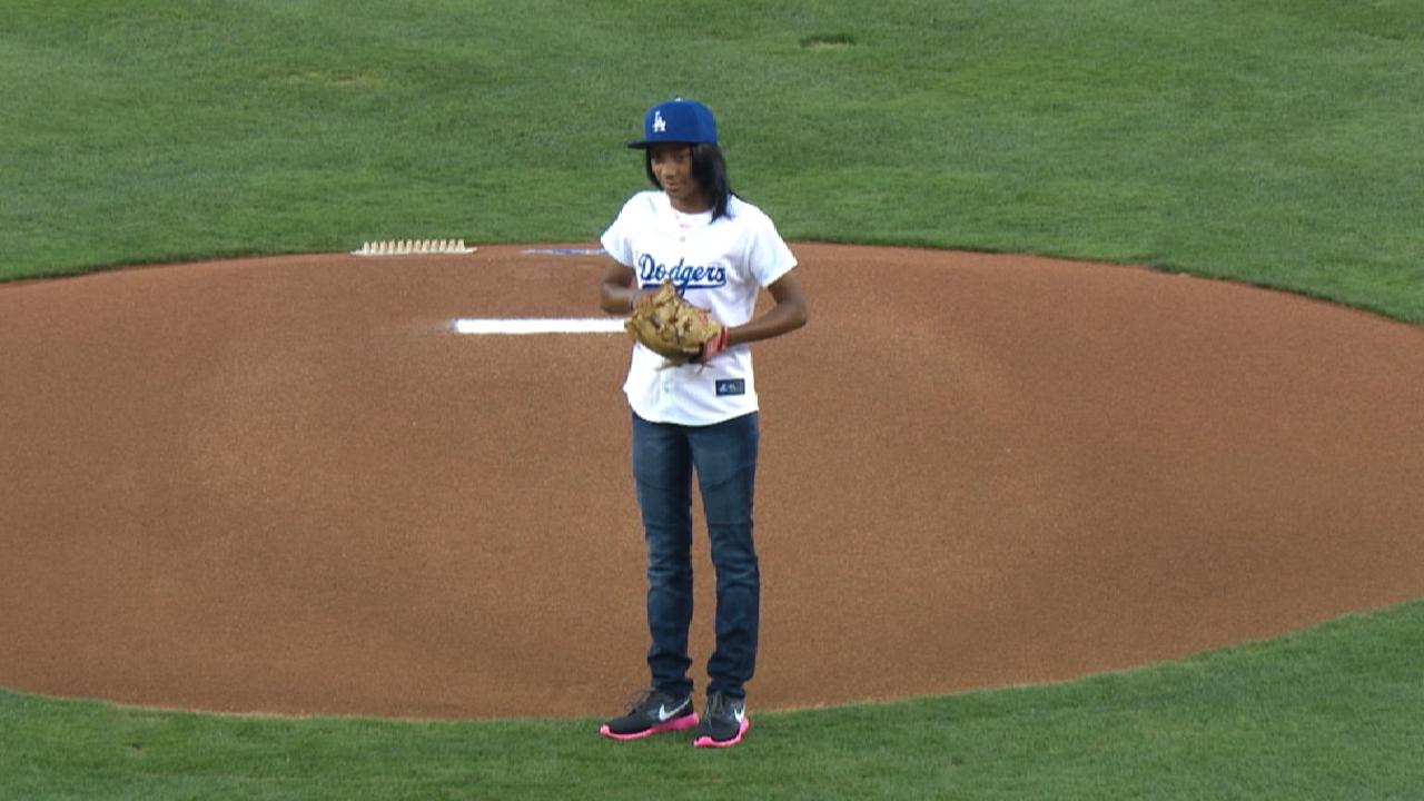 Mo'ne Davis' first pitch