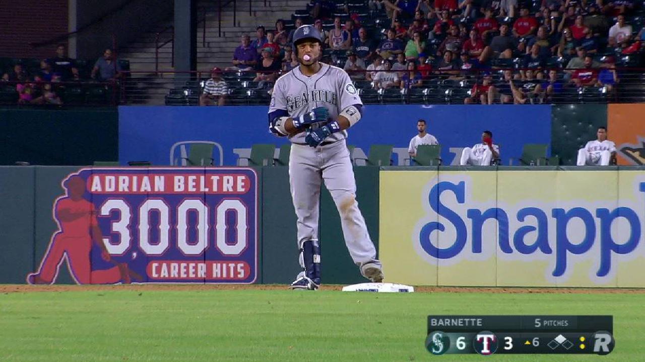 Mariners hang on in Texas to win 4th straight