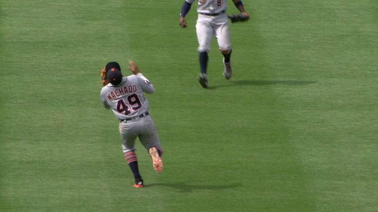 Machado makes sweet over-the-shoulder grab