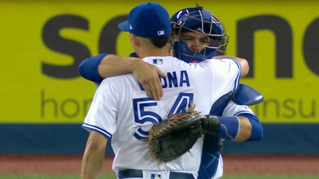 Osuna slams door on Yankees