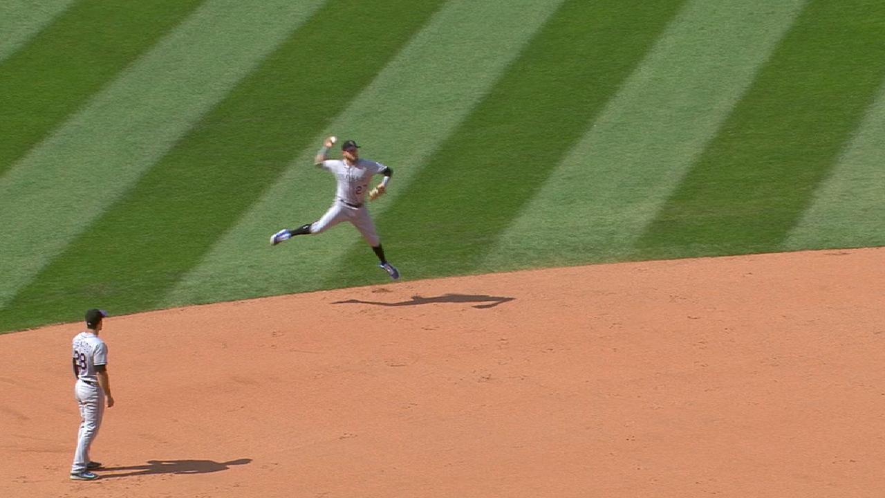Despite hand injury, Reynolds does part