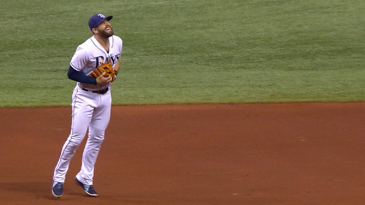 Longoria leaves game with injury