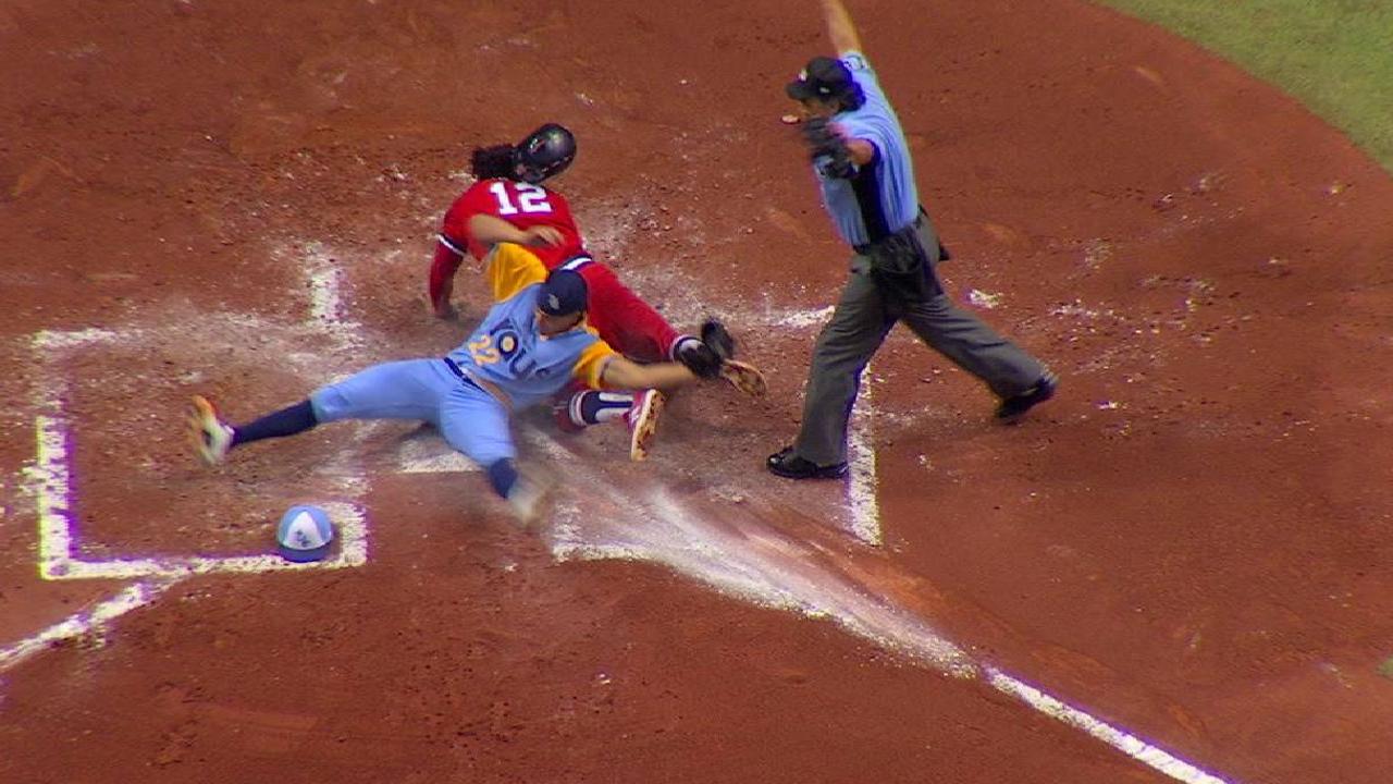 Lindor scores on wild pitch