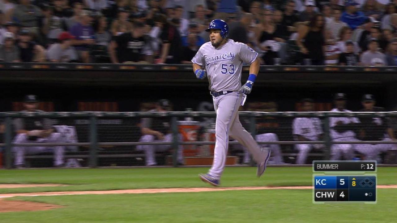 Cabrera pega HR decisivo para que Reales venzan a White Sox