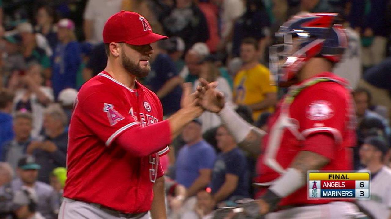 Bedrosian earns the save