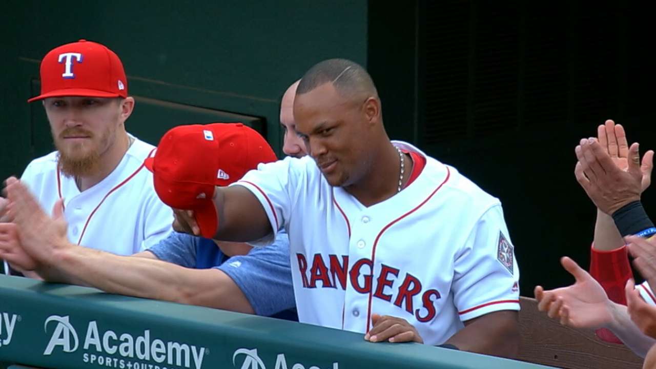 Pudge congratulates Beltre