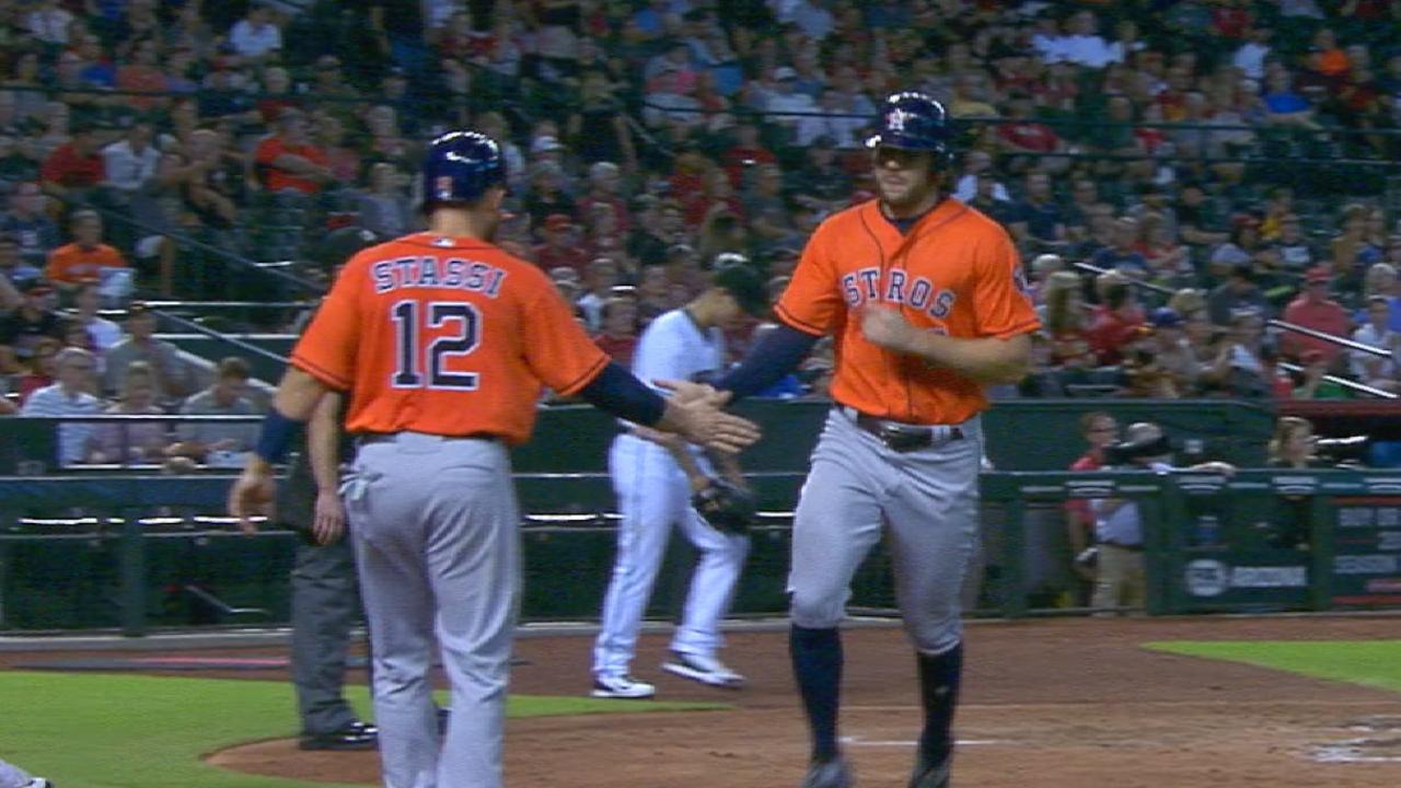 Astros atacan temprano y doblegan a D-backs