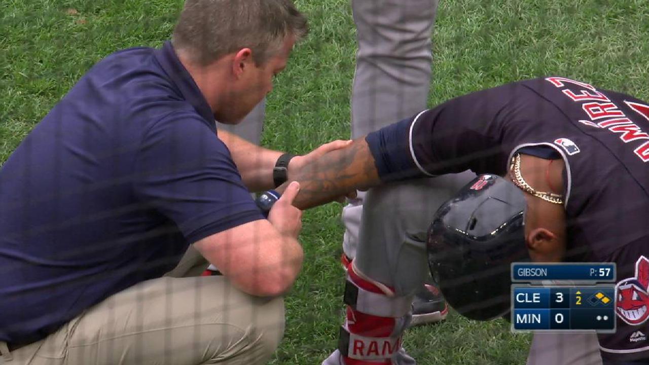 José Ramírez sale del juego tras bolazo en el brazo derecho